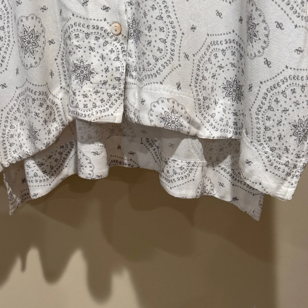 Elegant White Patterned Blouse - Picture 4 of 6